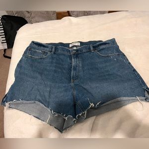 CURVE LOVE HIGH RISE 4 INCH MOM SHORT